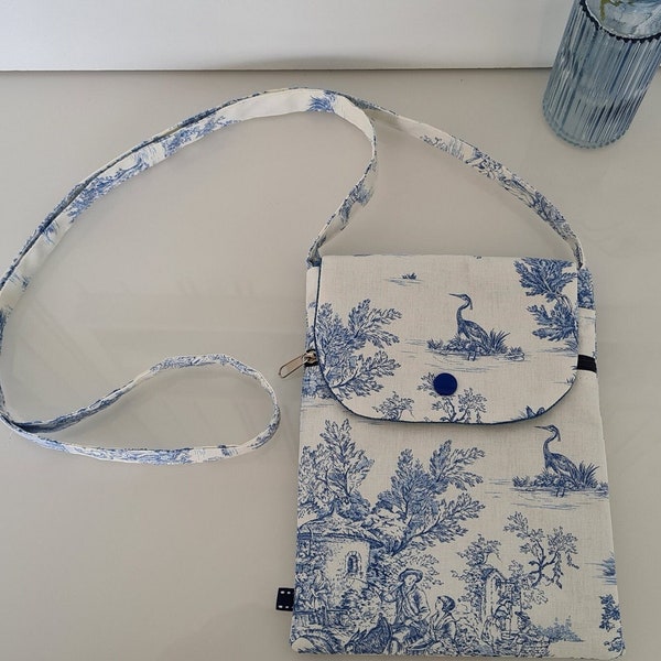 Pochette sac bandoulière à rabat pour téléphone portable-toile de jouy bleue -Fait main -pièce unique.  pour les balades les main libres