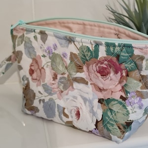 Trousse de toilette - pochette maquillage -  molletonnée matelassée -fait main -fermeture éclair - joli tissu motifs rose-doublure rose -
