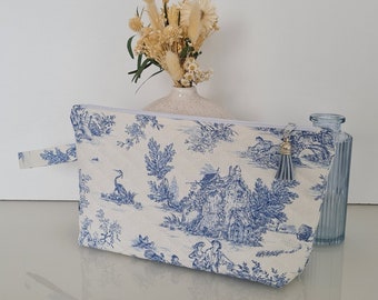 Trousse de toilette - toile de Jouy bleue - fait main - molletonnée matelassée - fermeture éclair - doublure bleue ciel petits motifs blancs