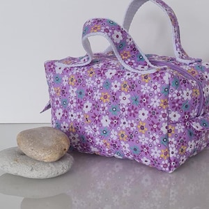 Trousse de toilette, vanity, maquillage, fait main, joli tissu fleuri violine,molletonnée matelassée,fermeture éclair,poignées de transport,