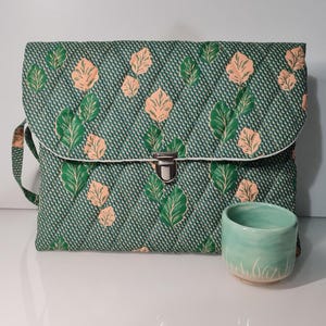 Housse tablette 17x24 - fait main -molletonnée matelassée -joli tissu vert feuilles oranges -fermoir cartable - doublure blanche pois vert -