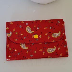 Pochette multi usage, fait main, nombreux compartiments pour cartes,billets,papiers - joli tissu rouge, rabat fermé pression rouge