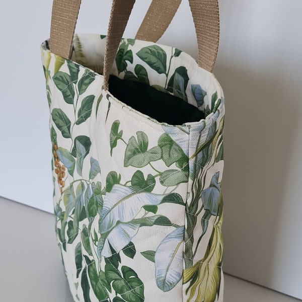 Sac tote bag -  Fait Main - tissu molletonné et matelassé - joli tissu fond crème grandes feuilles vertes - base unie verte - Pièce Unique