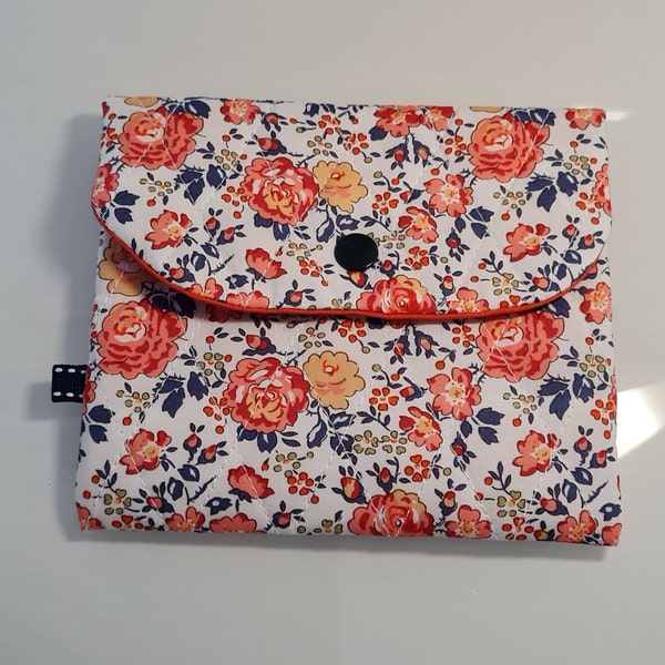 Mini pochette enveloppe - fait main-molletonnée matelassée - liberty of London- pièce unique - fermée par pression petit rangement écouteurs