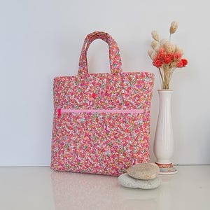 Etui housse sacoche pour tablette liseuse -fait main - molletonné matelassé - joli tissu fleuri rose orangé-poignée transport - rabat et zip