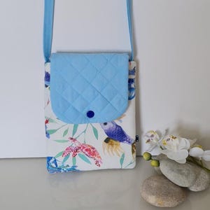 Pochette télephone portable -fait main-pièce unique - joli tissu lumineux motif mer -2 poches pour téléphone et papiers -rabat avec pression