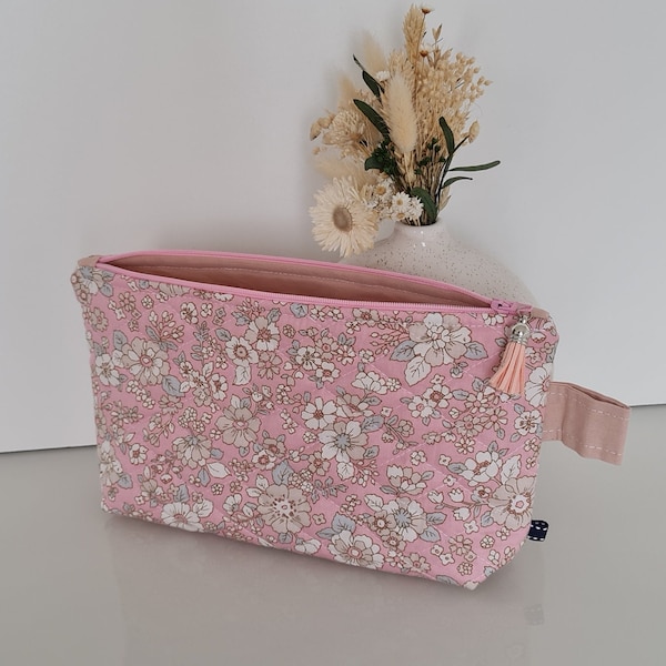 Trousse de toilette - fait main - molletonnée matelassée - pièce unique - joli tissu coton fond rose motifs fleurs blanches crème