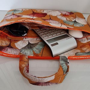 Housse ordinateur, sacoche de travail,  fait main, molletonnée et matelassée, joli tissu lumineux orangé avec feuilles, pochette devant, zip