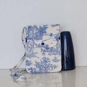Pochette étui téléphone portable, sac bandoulière à rabat,fait main, toile de jouy bleue,poche intérieure fermée par un zip, pour se balader
