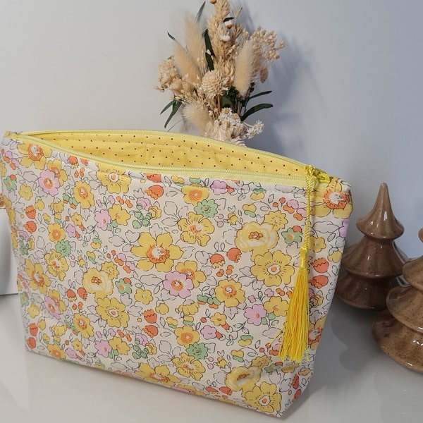 Grande trousse de toilette - fait main -pièce unique -Tissu Liberty of London "betsy jaune"- doublure jaune à pois rouge- fermeture éclair -