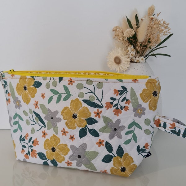 Pochette - trousse de toilette - fait main - pièce unique - molletonnée matelassée - Joli tissu fleuri jaune - pour tous produits maquillage