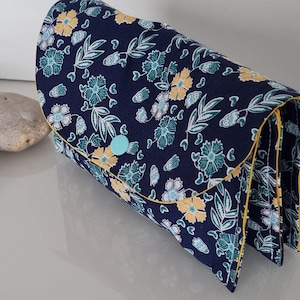 Pochette multi usage -porte cartes -portefeuille-fait main - joli tissu lumineux bleu fleurs jaunes vertes - 5 poches intérieures - pression