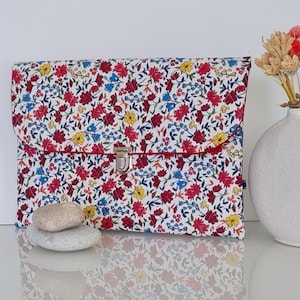 Housse, étui tablette, pochette livres, cahiers, rabat et fermoir argenté, fait main, molletonnée matelassée, joli tissu lumineux protection