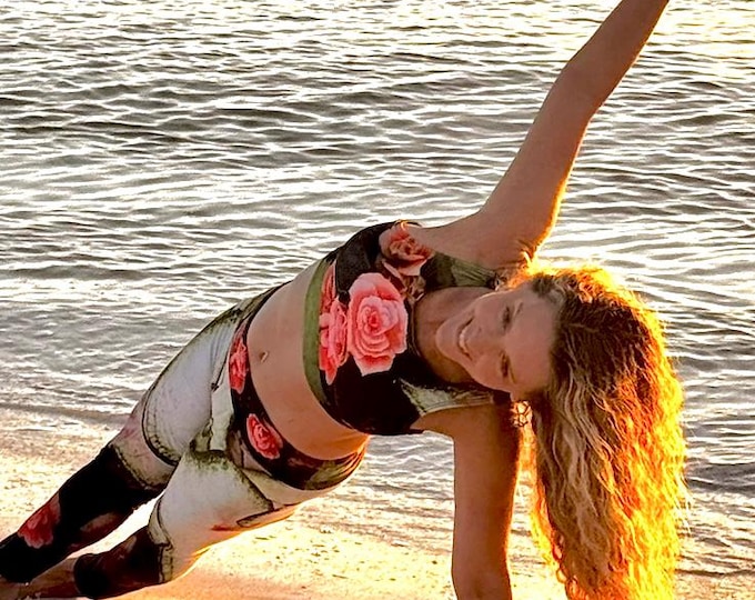 Red Rose Floral Sports Bra: Moisture-Wicking Yoga Top