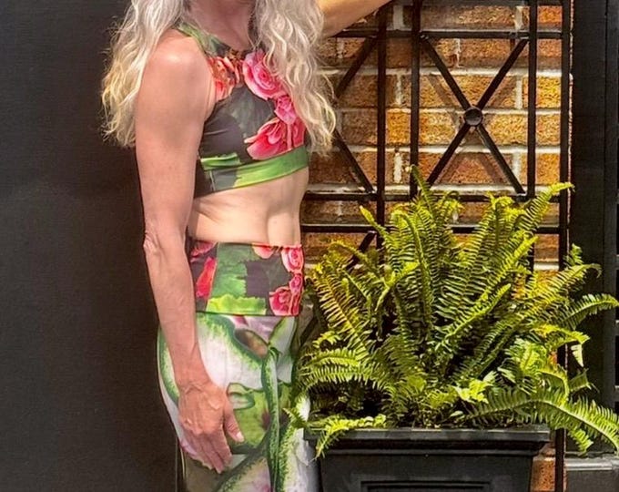 Red Rose Floral Sports Bra: Moisture-Wicking Yoga Top