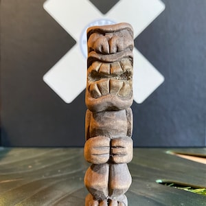 Tiki-Skulptur, handgeschnitzt aus Lindenholz – exotische und einzigartige Dekoration für Ihr Zuhause – Taschenamulett