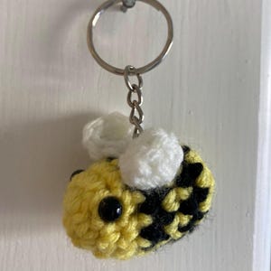 Chaveiro/chaveiro de abelha pequeno de crochê feito à mão com cartão "Eu Amo Você" em sacola de presente, presente motivacional, pingente de bolsa, pingente de carro