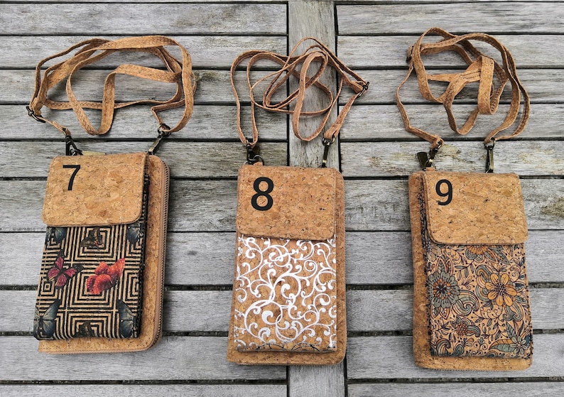 Pode incluir: Tr&ecirc;s capas de telefone de corti&ccedil;a com padr&otilde;es diferentes. As capas s&atilde;o numeradas de 7 a 9. Cada capa tem uma al&ccedil;a longa.