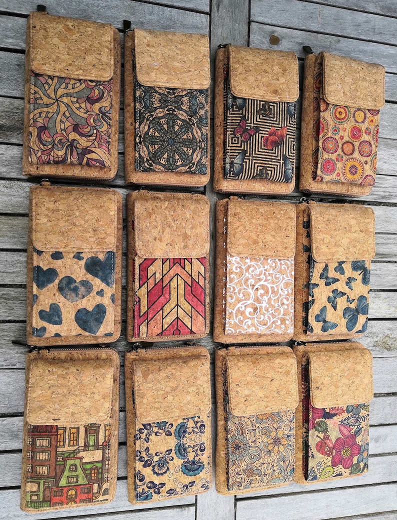 Pode incluir: Doze capas de telefone de corti&ccedil;a com padr&otilde;es diferentes. As capas s&atilde;o marrons com fecho de correr e aba. Os padr&otilde;es incluem cora&ccedil;&otilde;es, borboletas, desenhos geom&eacute;tricos e padr&otilde;es florais.