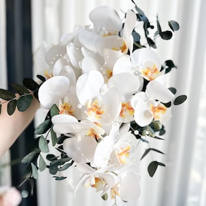 bukiet ślubny, bukiet z orchidei, kwiaty ślubne, bukiet kaskadowy, kwiaty sztuczne, biała orchidea, bukiet z eukaliptusa, kwiaty z prawdziwego dotyku
