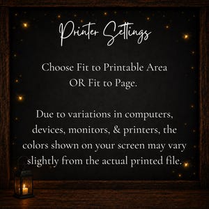 Puede incluir: Un letrero digital negro con marco de madera oscura y acentos de luci&eacute;rnagas brillantes. El texto dice: Printer Settings, Choose Fit to Printable Area OR Fit to Page. Due to variations in computers, devices, monitors, & printers, los colores var&iacute;an.