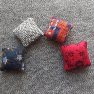 Dollhouse pillows 1:12 scale