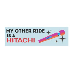 以下が含まれることがあります： 「MY OTHER RIDE IS A HITACHI」というテキストと、キラキラ光る星が描かれたピンクとオレンジのヒタチマジックワンドのイラストが描かれた青と白のバンパーステッカーです。