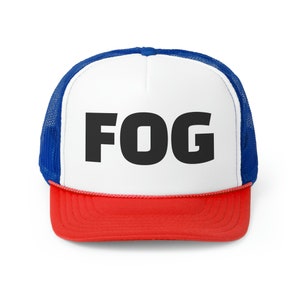 Puede incluir: Una gorra de camionero blanca, azul y roja con un logotipo "FOG" negro en la parte delantera.