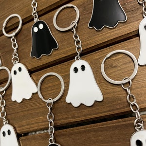 Cute Spooky Ghost Keychain | Grunge gothic keychains| Grunge gifts| Spooky Ghost| Halloween| Keychain|Grunge keychain | Horror|Spookyszn