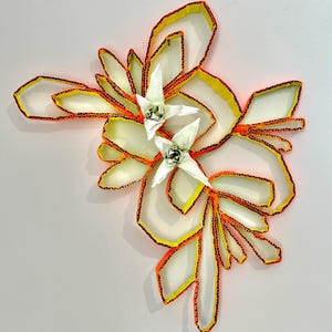 Cardboard Bloom, naranja fluorescente, amarillo sol, pintura GITD.