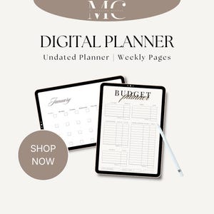 Può includere: Planner digitale con pagine settimanali non datate. L'immagine mostra due tablet con layout di planner digitale. Un tablet mostra un calendario di gennaio e l'altro mostra un budget planner. È visibile anche uno stilo. Il testo "Shop Now" è su un cerchio marrone.