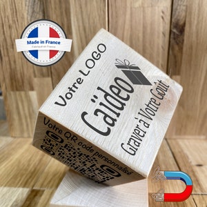 Puede incluir: Una caja de madera con el texto "Votre LOGO" y "Caïdeo" en ella. La caja también tiene el texto "Graver à Votre Goût" y "Votre QR code personnalisé" en ella. La caja está hecha en Francia.