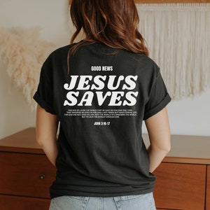 Ästhetisches Jesus Saves Shirt Christliches Kleid Braunes Christliches Hemd für Männer Jesus Kleid Christliche Streetwear Kleidung Bibel-Vers-Hemd Bild 8