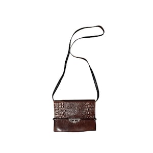 Carteira transversal vintage Brighton em couro marrom com textura de crocodilo, dupla face. imagem 1