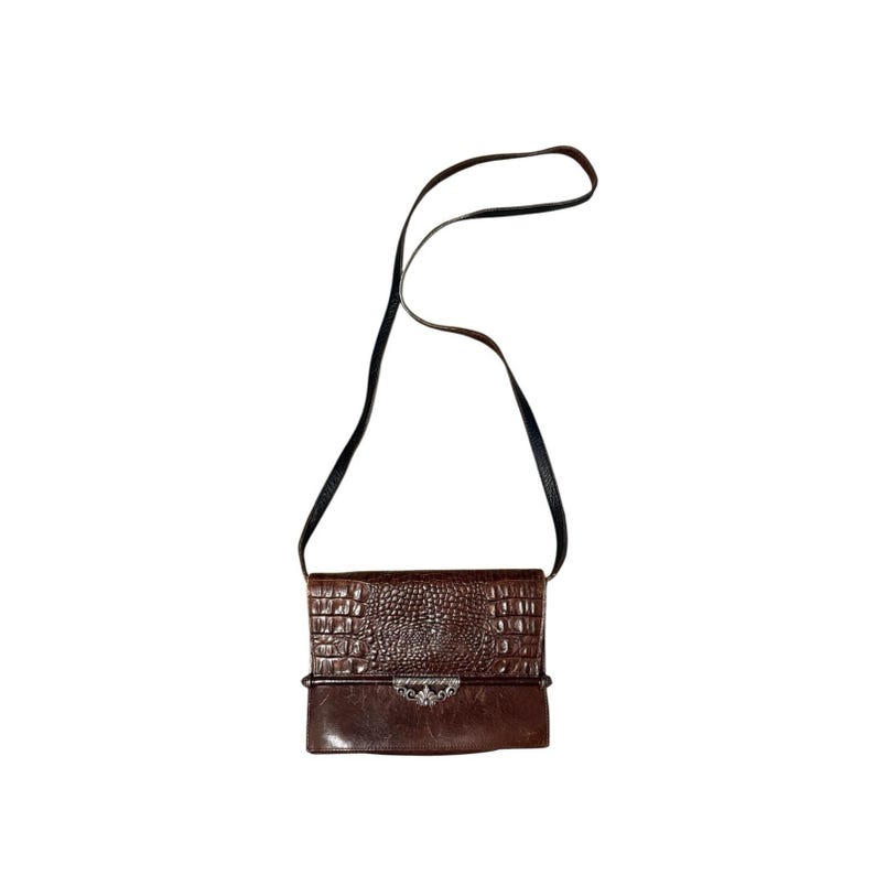 Carteira transversal vintage Brighton em couro marrom com textura de crocodilo, dupla face. imagem 1