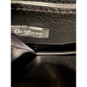 Carteira transversal vintage Brighton em couro marrom com textura de crocodilo, dupla face. imagem 9