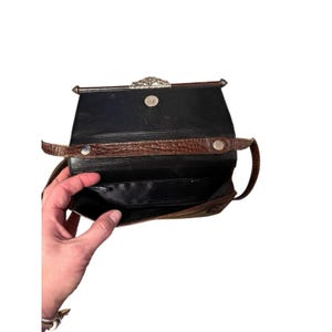 Carteira transversal vintage Brighton em couro marrom com textura de crocodilo, dupla face. imagem 8