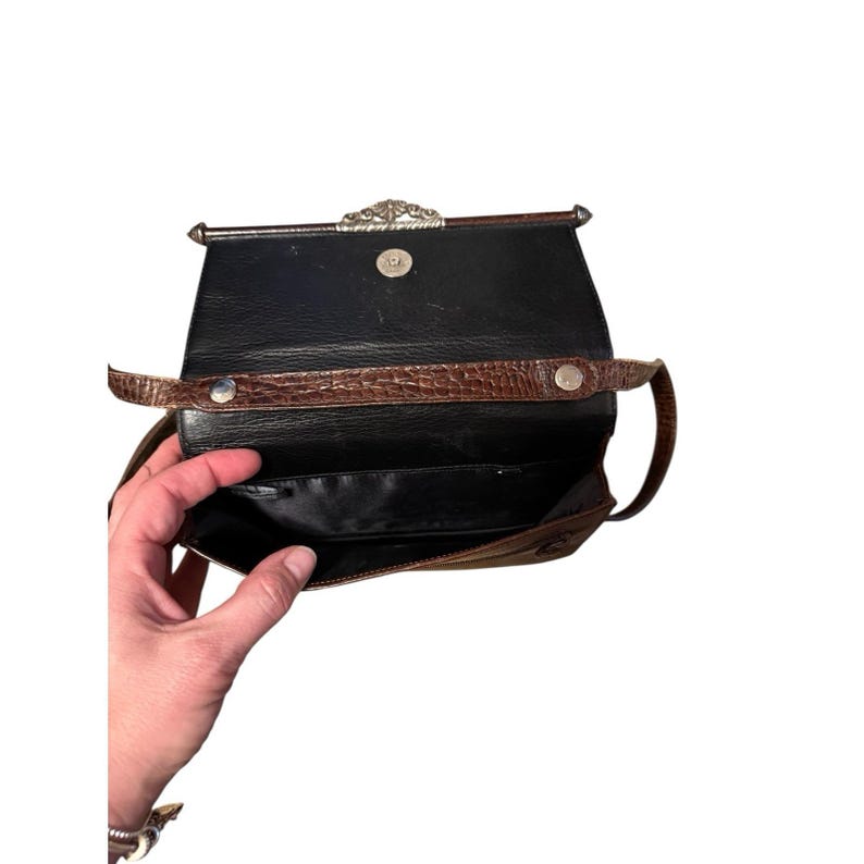 Carteira transversal vintage Brighton em couro marrom com textura de crocodilo, dupla face. imagem 8