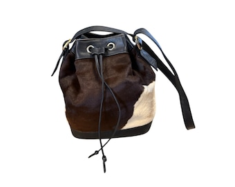 Borsa a secchiello da donna 3-D Belt Co, piccola, in pelle bovina marrone e bianca, prodotta negli Stati Uniti.