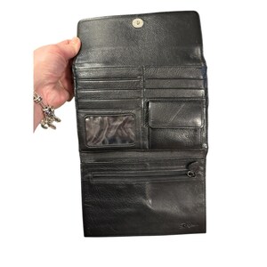 Carteira transversal vintage Brighton em couro marrom com textura de crocodilo, dupla face. imagem 3