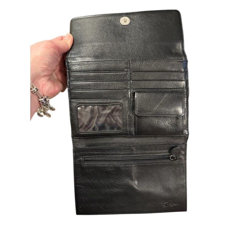 Carteira transversal vintage Brighton em couro marrom com textura de crocodilo, dupla face. imagem 3