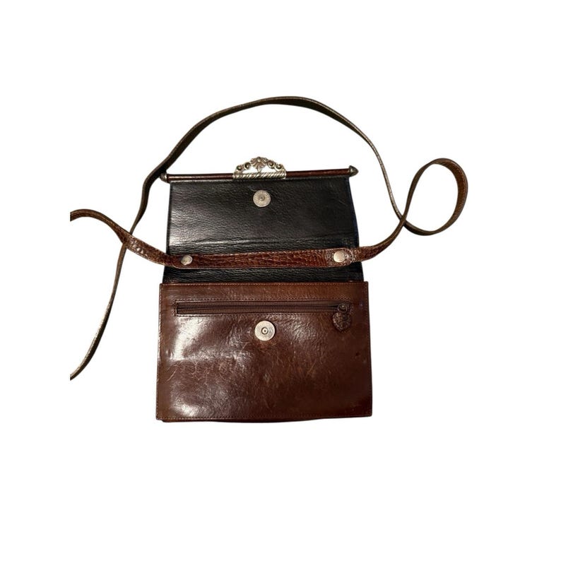 Carteira transversal vintage Brighton em couro marrom com textura de crocodilo, dupla face. imagem 7