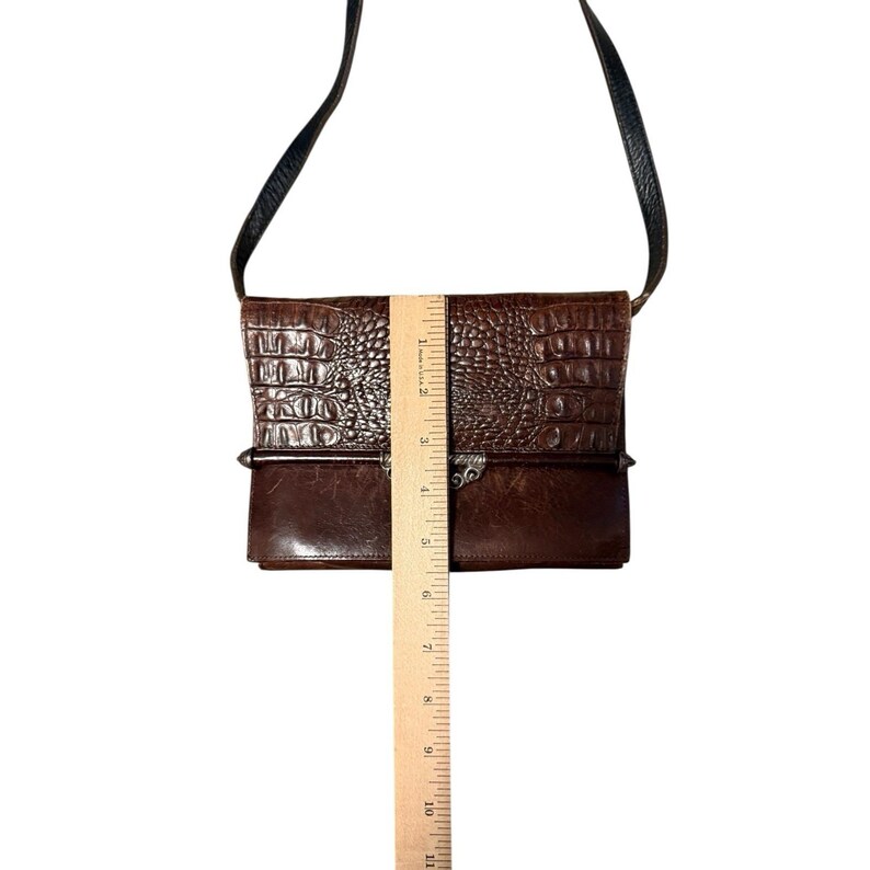 Carteira transversal vintage Brighton em couro marrom com textura de crocodilo, dupla face. imagem 5