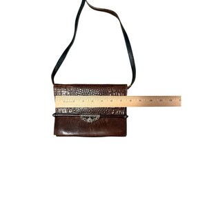 Carteira transversal vintage Brighton em couro marrom com textura de crocodilo, dupla face. imagem 4