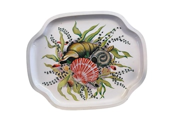 Vassoio vintage grande da 40 cm in metallo con motivo nautico/costiero e conchiglie bianche.