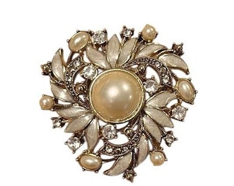 Spilla vintage firmata Monet con ghirlanda di perle e strass in smalto bianco e tonalità oro.