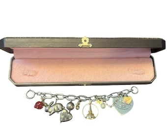 Bracciale Juicy Couture Vintage Y2K con ciondolo a forma di cuore e Torre Eiffel color argento.