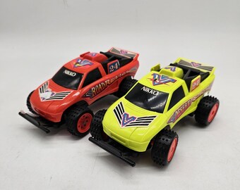Lotto vintage di 2 camion radiocomandati Nikko Desert Rider RC SOLO NON TESTATI