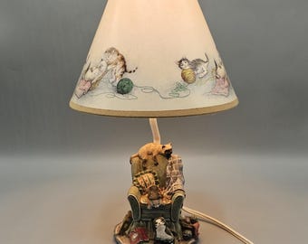 Vintage Resin Mischievous Cats Playing Table Lamp Cottagecore Grannycore 14"