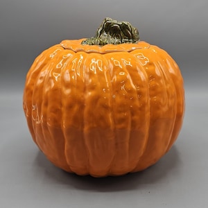 Duży ceramiczny słoik na ciasteczka w kształcie dyni z pokrywką, jesień, Halloween, zielony trzonek